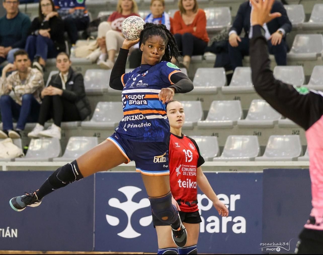 El Zonzamas Plus Car Lanzarote ficha a la extremo frances Marie Louis.