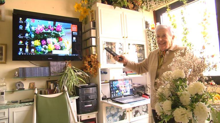 Margarita González, una de las residentes de la casa Las Angélicas mostrando la decoración de su habitación.