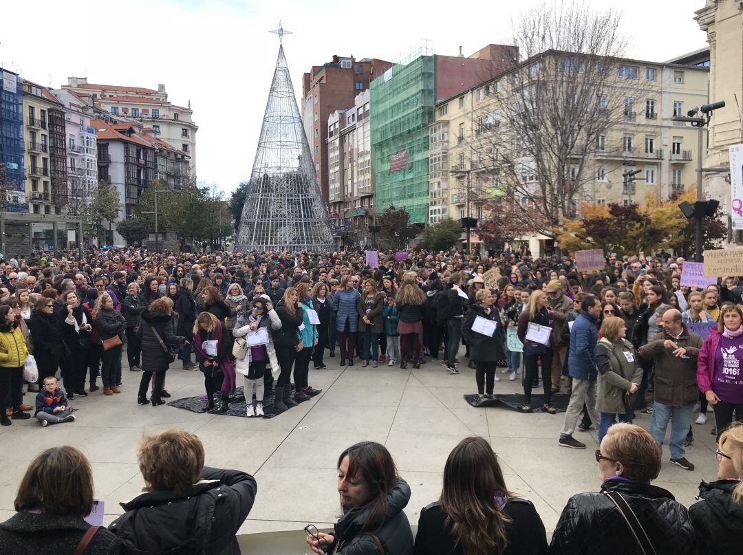 Asistentes a la concentración contra la Violencia Machista.