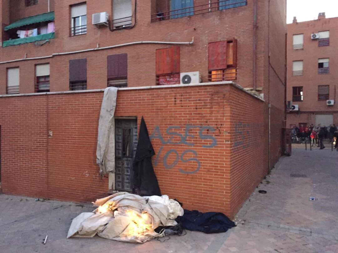 Nuevos disturbios en Vallecas con fuego y lanzamiento de objetos frente a la cas