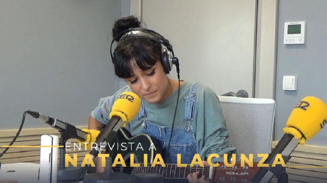 Natalia Lacunza tocando en uno de los estudios de la Cadena SER