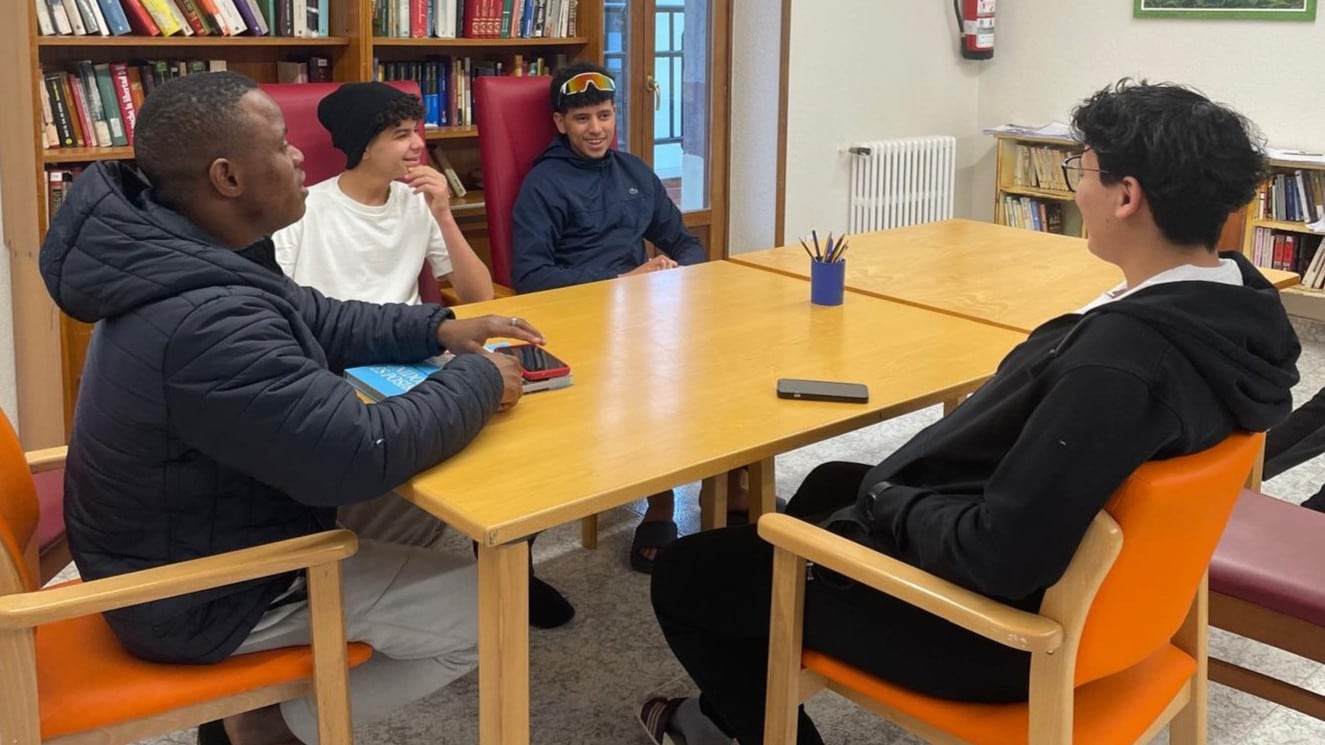 Cuatro de los jóvenes migrantes del centro de acogida en Elizondo