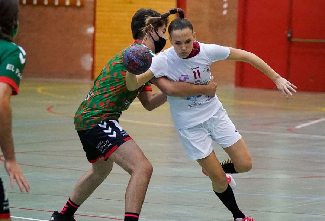 Mireia Rodríguez, durante un lance en el partido disputado este sábado