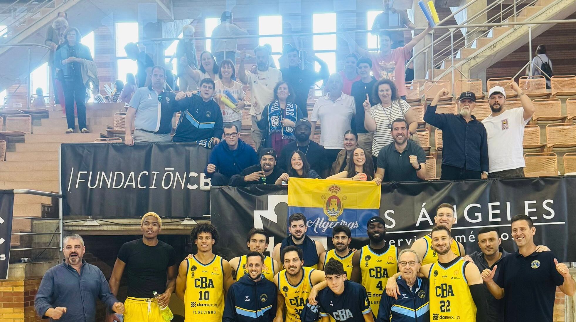 La plantilla celebra el triunfo con sus aficionados