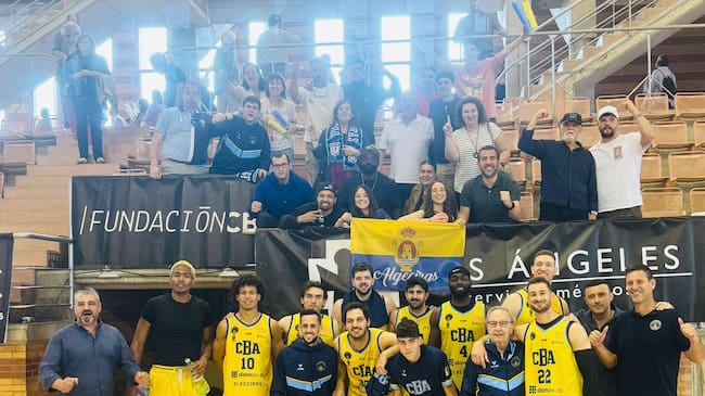 La plantilla celebra el triunfo con sus aficionados