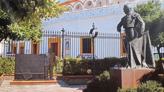 Recreación de cómo quedaría el monumento a Canorea junto al de Curro Romero en los jardines aledaños a la Real Maestranza