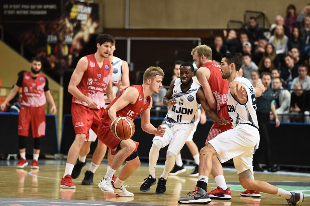 Rupnik maneja el balón durante el encuentro ante JDA Dijon en Francia.