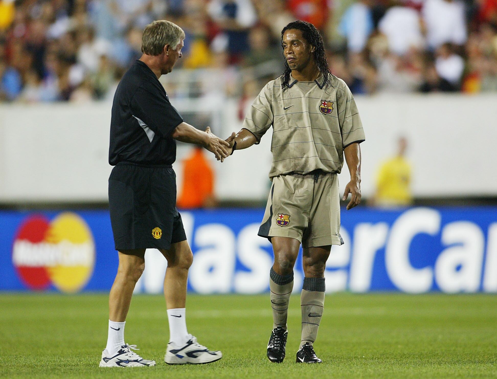 Sir Alex Ferguson y Ronaldinho of Barcelona en 2003