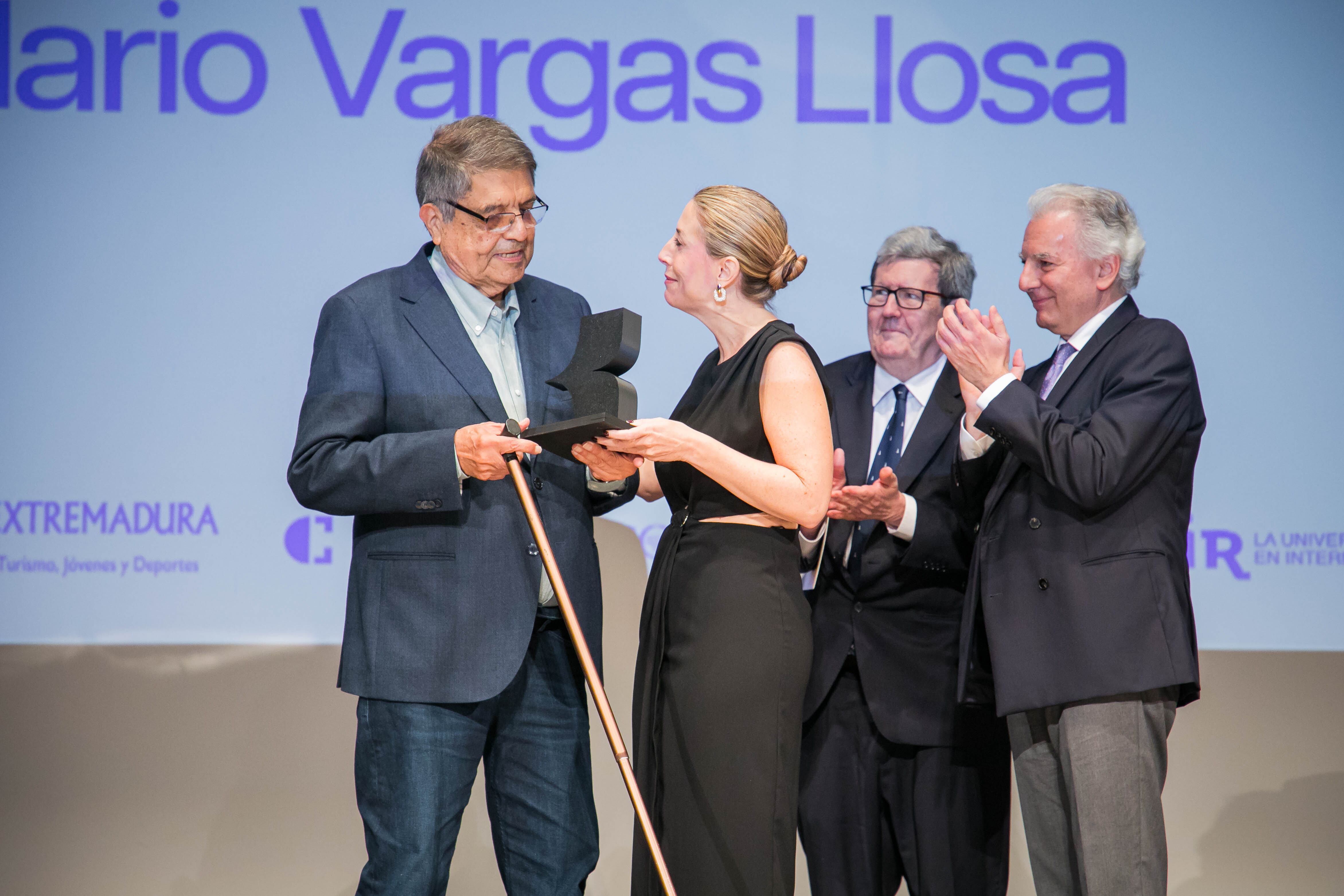 Martínez recibe el galardón de la Bienal de manos de la presidenta de la Junta de Extremadura, María Guardiola./ Junta de Extremadura.