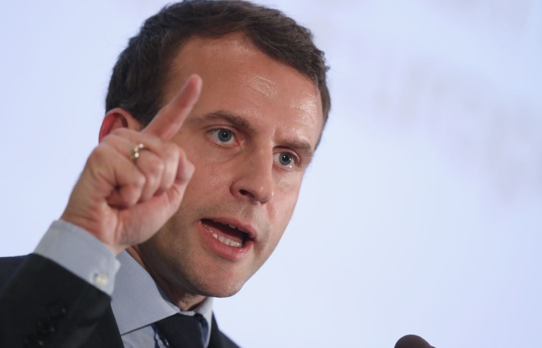 Emmanuel Macron anuncia la obligación de vacunarse a todo el personal de salud y trabajadores en contacto con pacientes vulnerables.