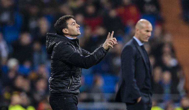 Asier Garitano da instrucciones a sus jugadores durante el partido de Copa en el Santiago Bernabéu. En segundo plano, Zidedine Zidane.