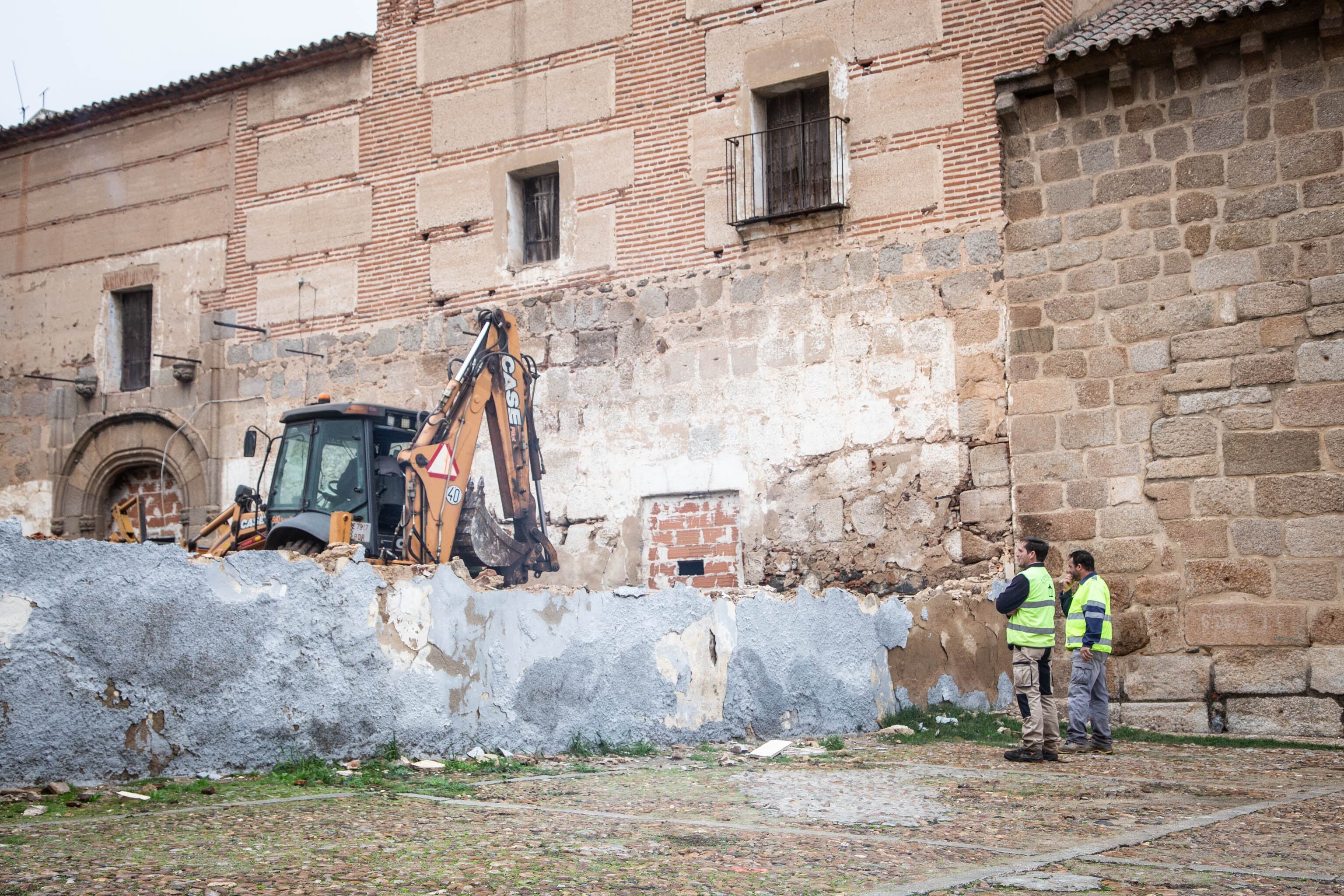 Trabajos de demolición del muro de Las Freylas. FOTO: Ayto de Mérida