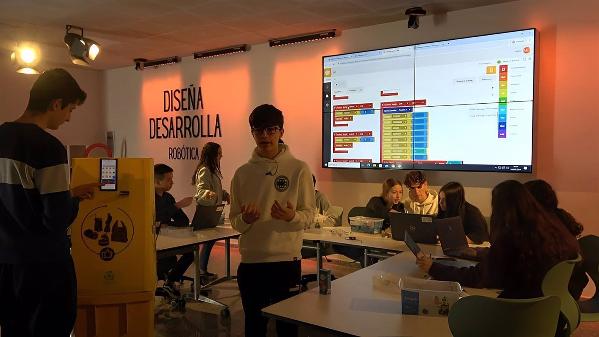 Estudiantes del IES Fernando III explican su proyecto.