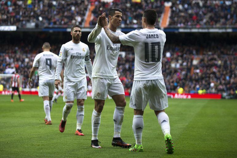 Cristiano y James celebran uno de los goles al Athletic