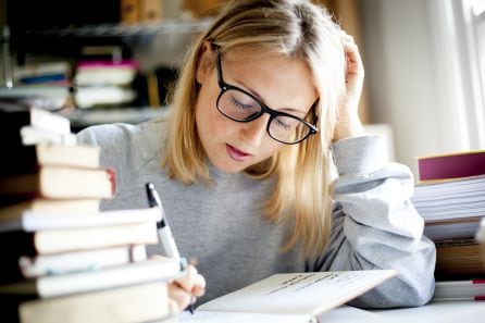 Una mujer estudiando