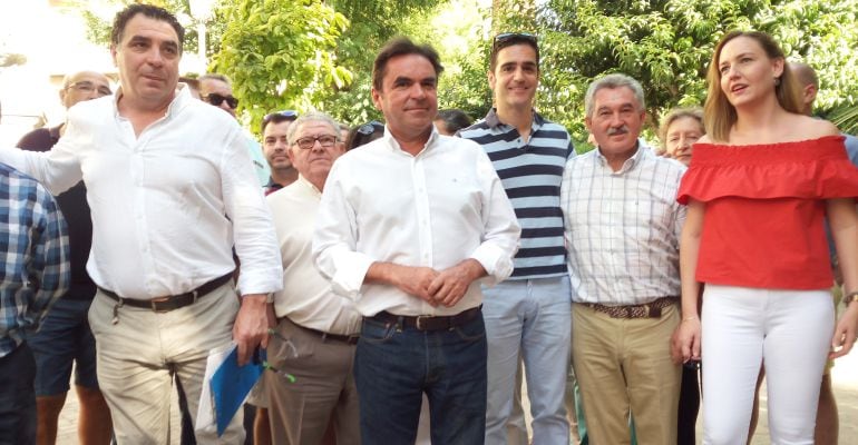 Miguel Moreno (centro), con algunos de los alcaldes y concejales populares que se han marchado del PP.