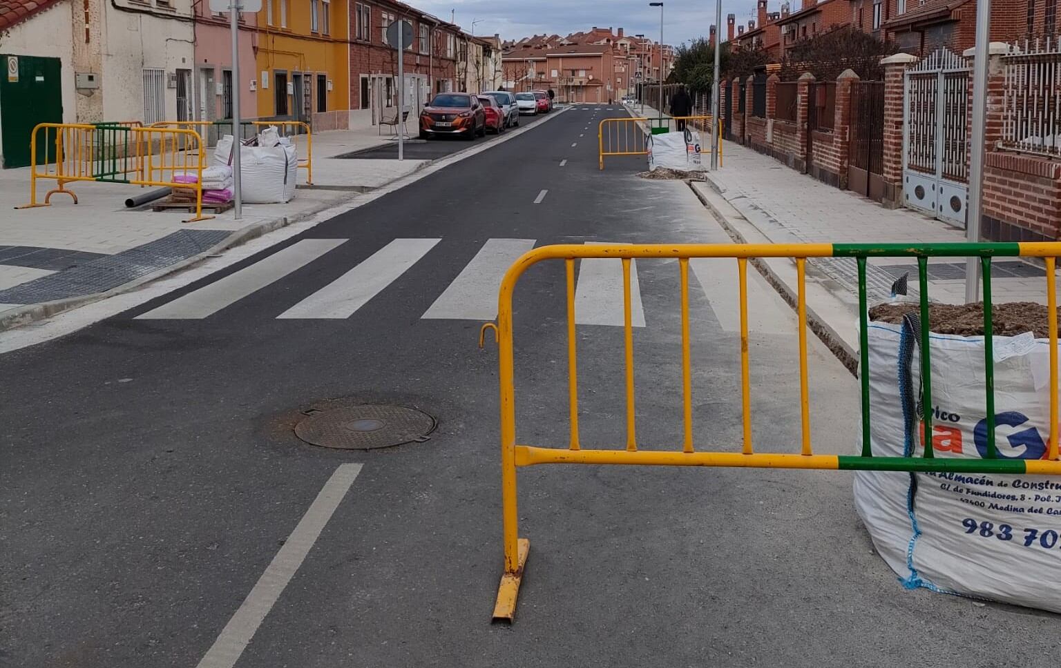 Aspecto que presenta la calle Logroño con remates de la obra pendientes