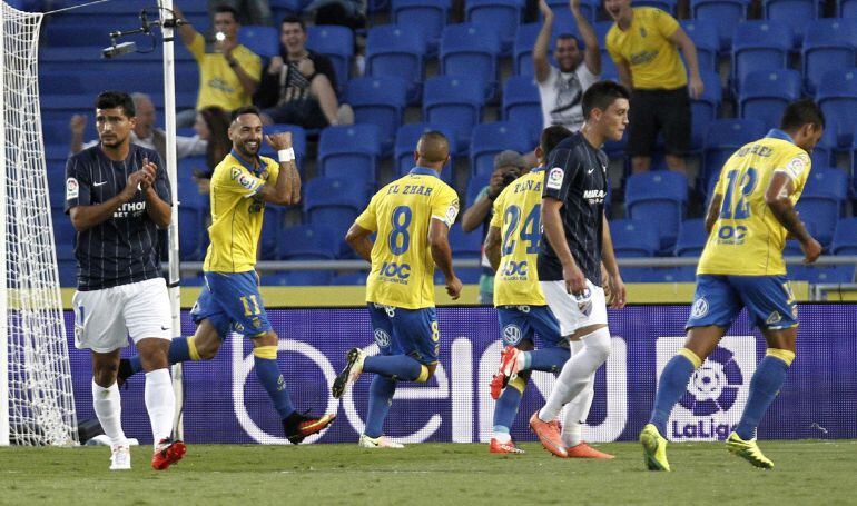 Momo celebra su gol mientras Chory intenta animar a sus compañeros