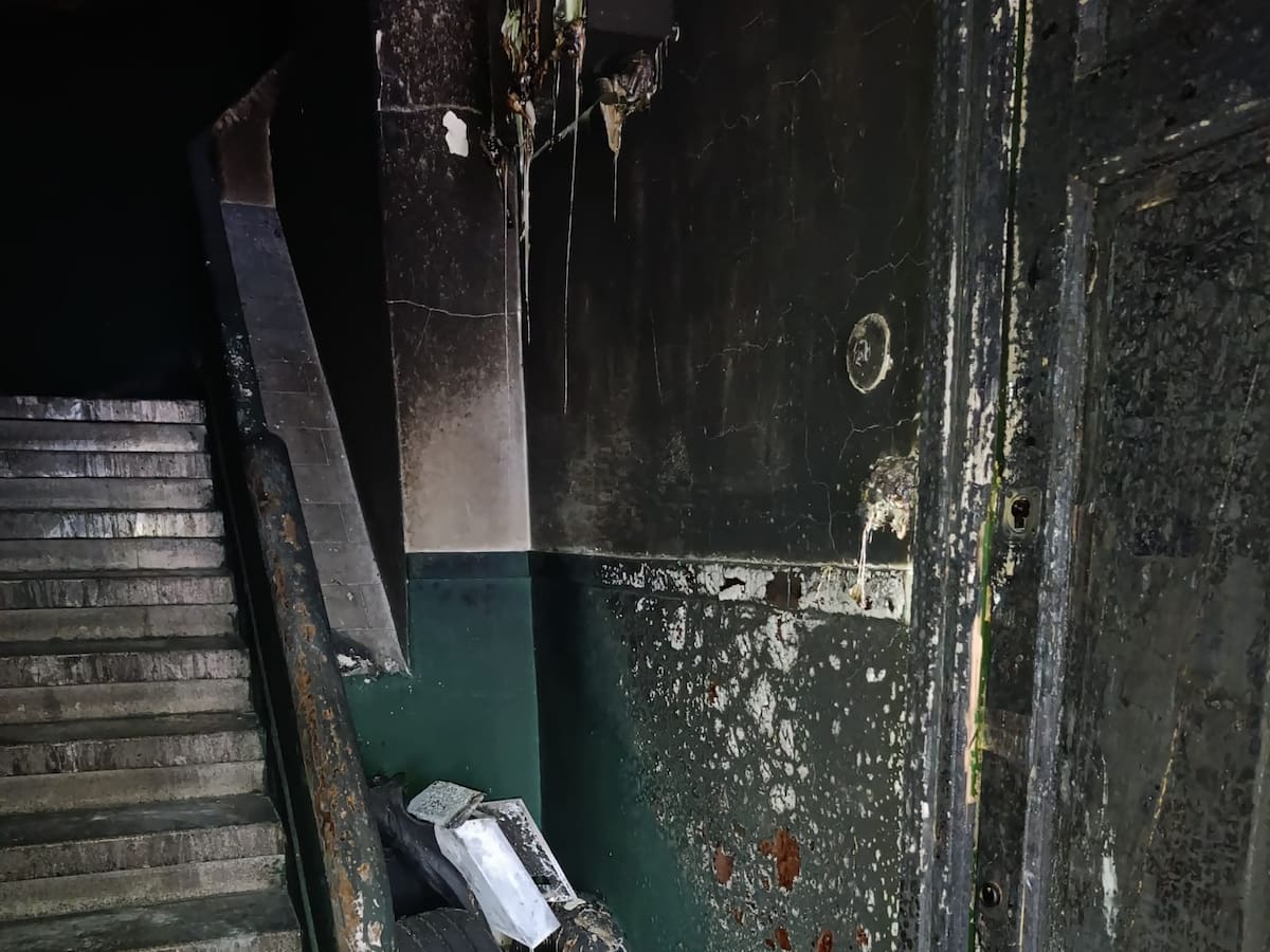 Dos personas heridas y ocho atendidas por los servicios sociales tras un incendio en Os Mallos