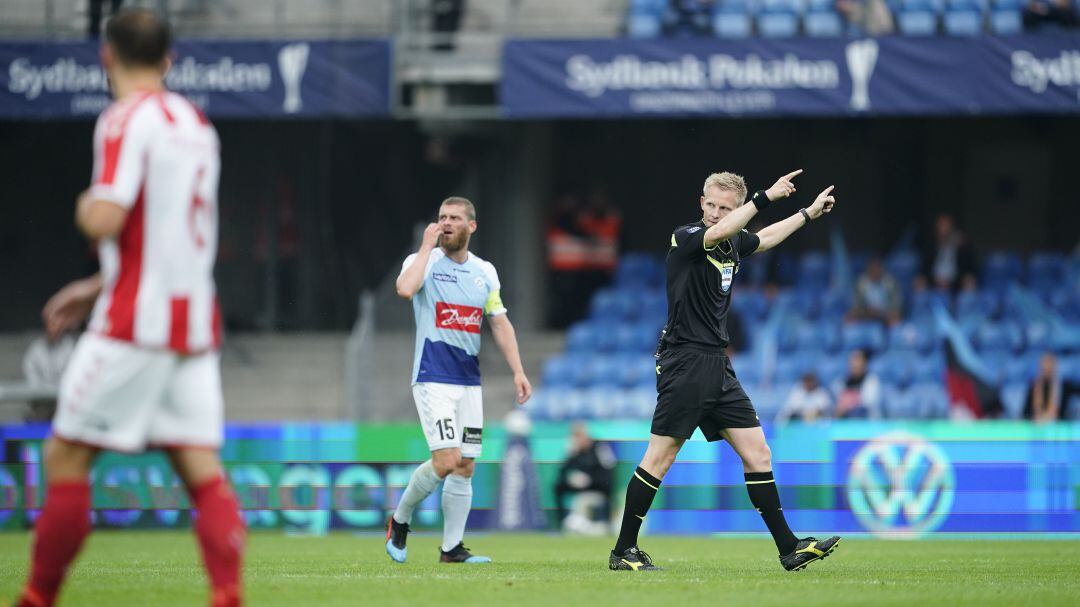 El árbitro paró la final porque no se estaba cumpliendo una de las medidas establecidas en el regreso del público a los estadios de Dinamarca.