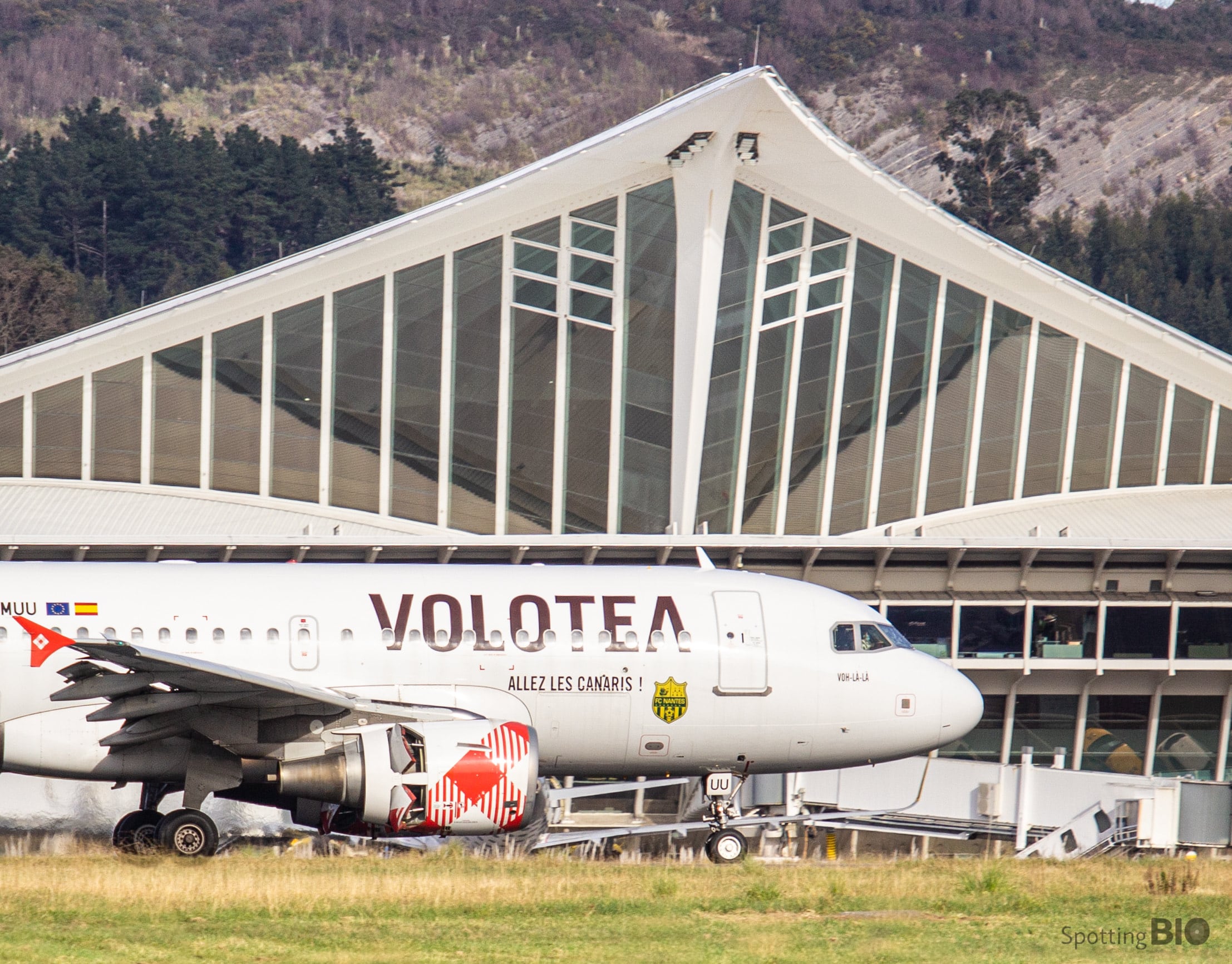 Un avión de Volotea aterriza en el aeropuerto de Loiu. Fuente: Asier de Prado (@Spotting_Bio)