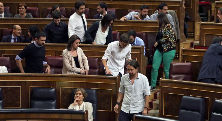 Iglesias y el resto de diputados de Podemos abandonan el pleno de investidura en el Congreso como medida de protesta.