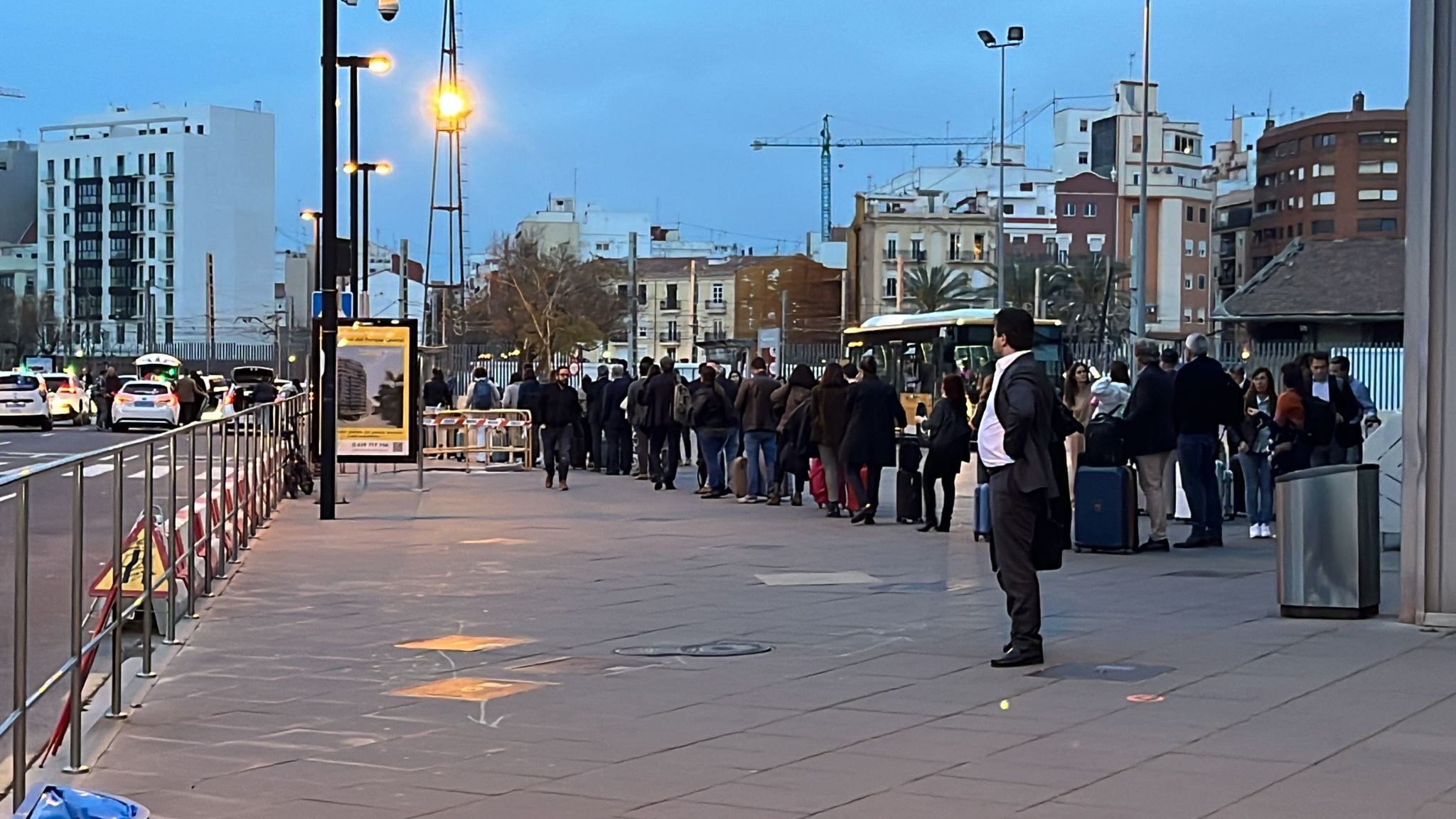 Largas colas de clientes en la parada de taxis de la estación del AVE Joaquín Sorolla de València