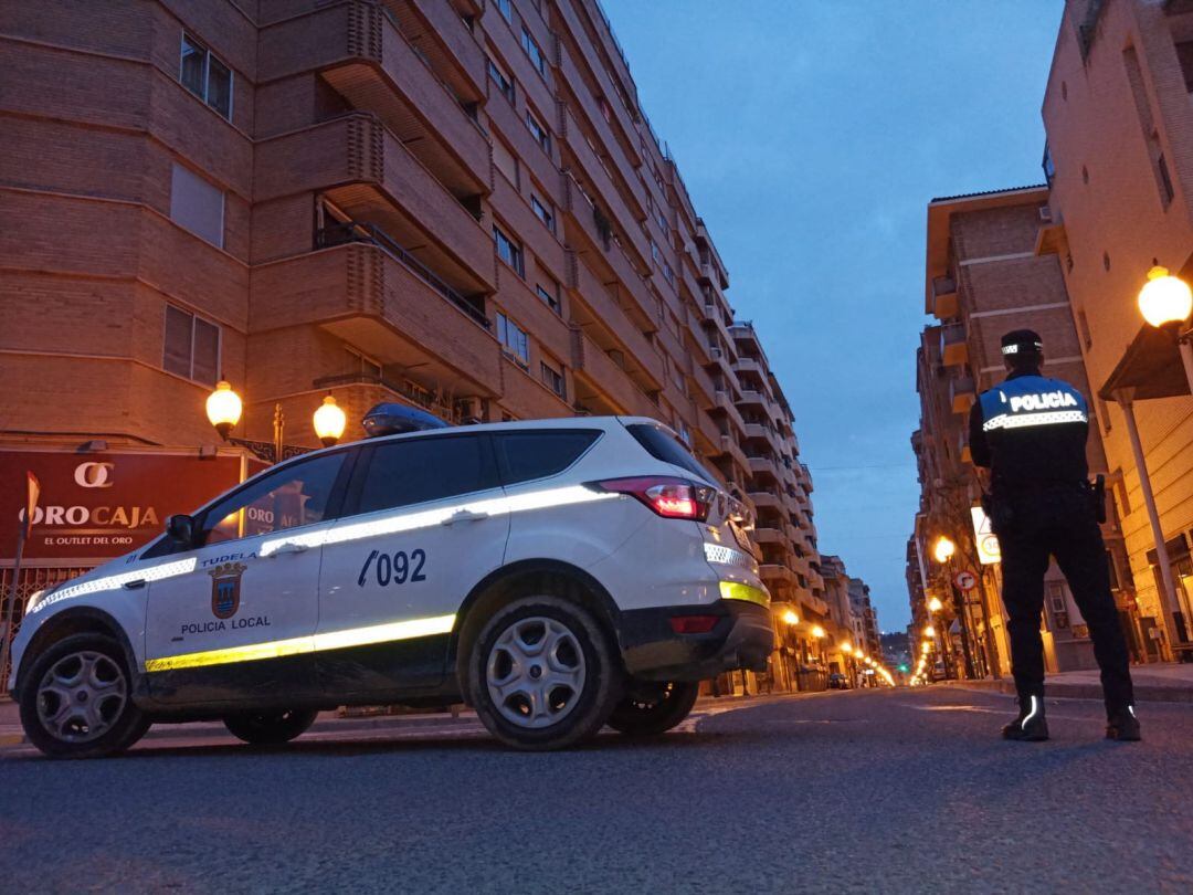 Patrulla de la Policia Municipal en el centro de Tudela