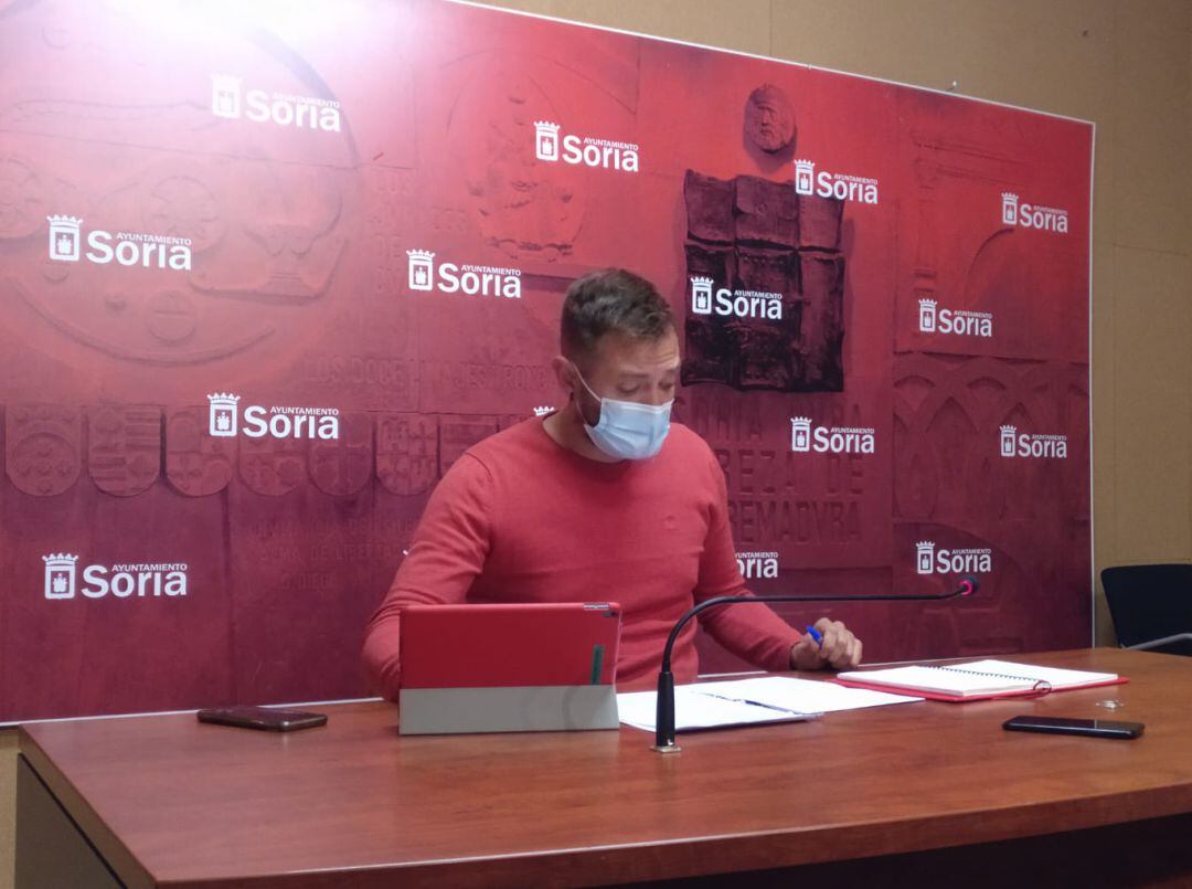 Manu Salvador, concejal de Deportes, en rueda de prensa.