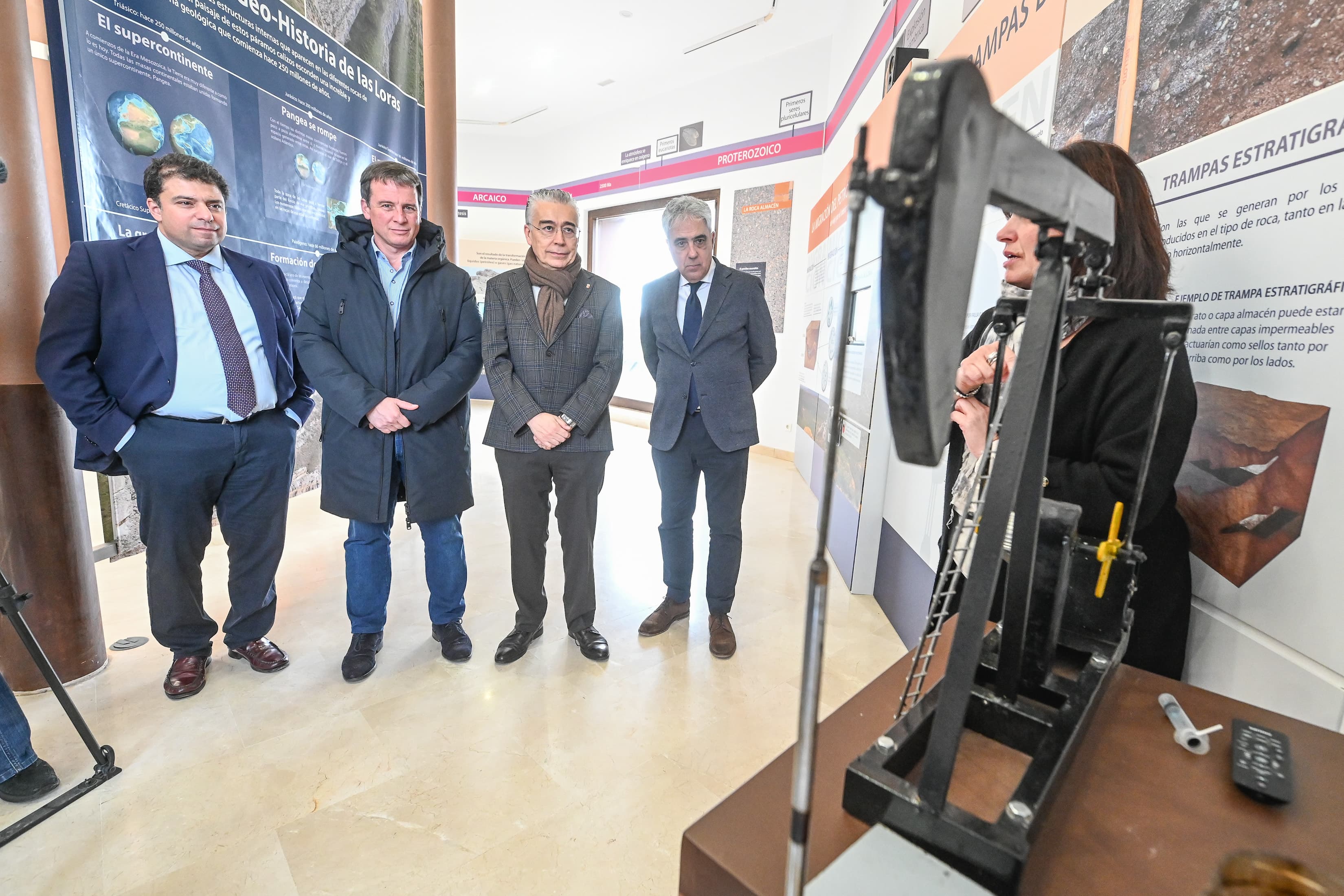 De izda a dcha: Carlos Gallo, Borja Suárez, Roberto Sáiz y Juan Carlos Prieto, en el Museo del Petróleo de Sargentes de la Lora