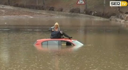 La mujer se sienta a esperar el rescate.