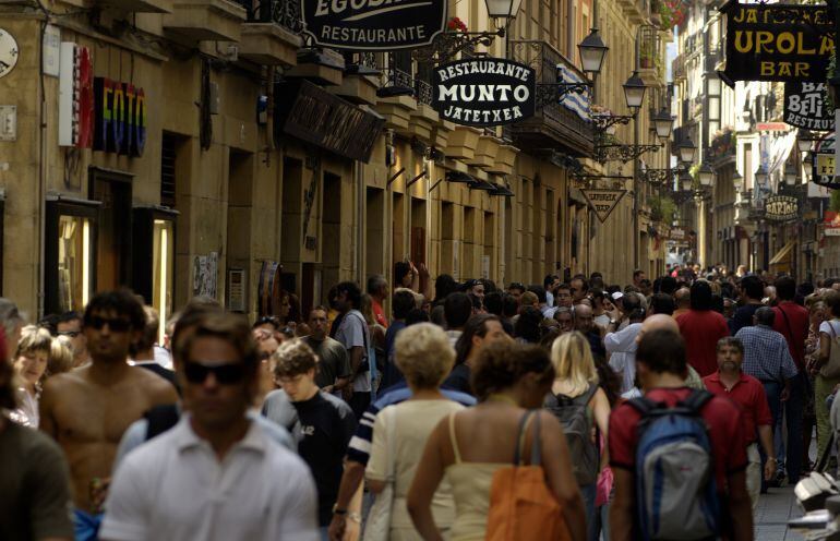 Turistas pasean por la Parte Vieja donostiarra 