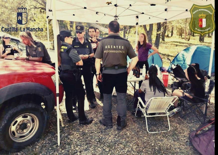 En la imagen, agentes medioambientales de Castilla-La Mancha durante el desalojo de la fiesta