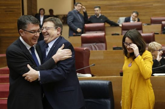 El presidente de la Generalitat, Ximo Puig, saluda al presidente de Les Corts, Enric Morera, ante la vicepresidenta Mónica Oltra.