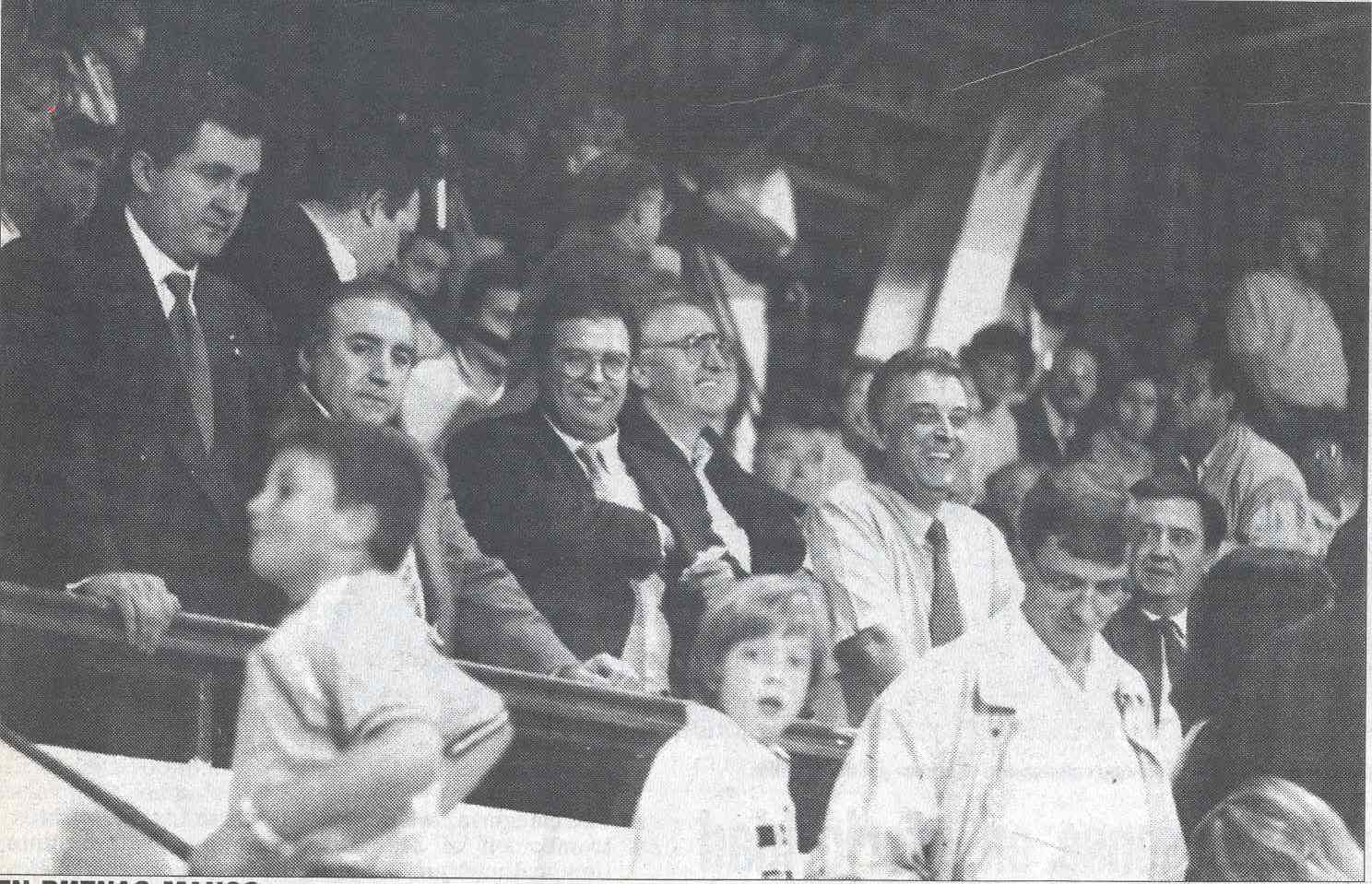 El doctor Beltrán aplaudido por la afición del Almería.