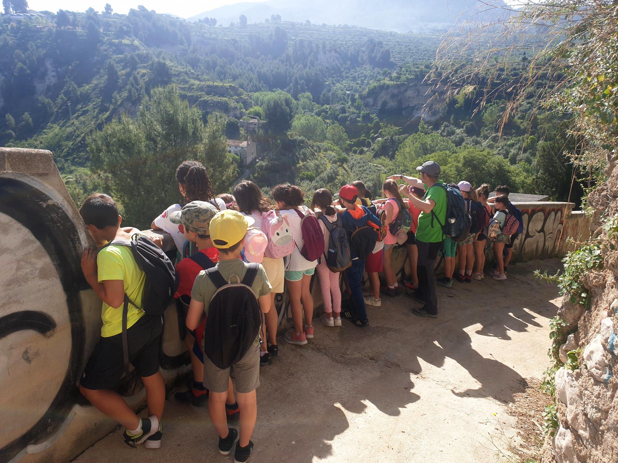 Alumnos participando en una de las actividades previstas dentro del programa de educación ambiental que promueve la concejalía de Transición Ecológica de Alcoy.