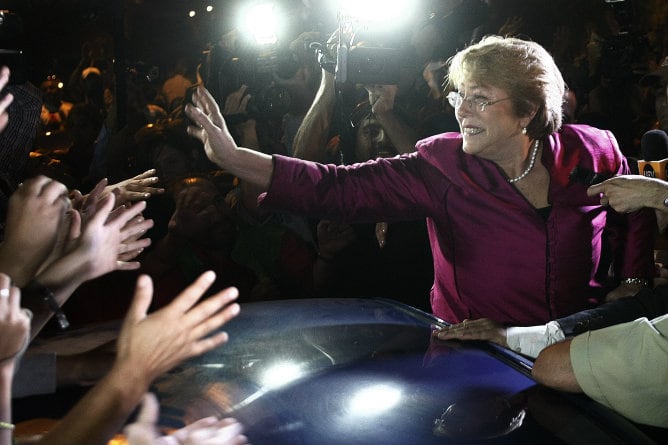 La expresidenta de Chile Michelle Bachelet saluda a sus seguidores durante el acto público en el que ha anunciado que se presenta a la reelección en los comicios presidenciales de noviembre