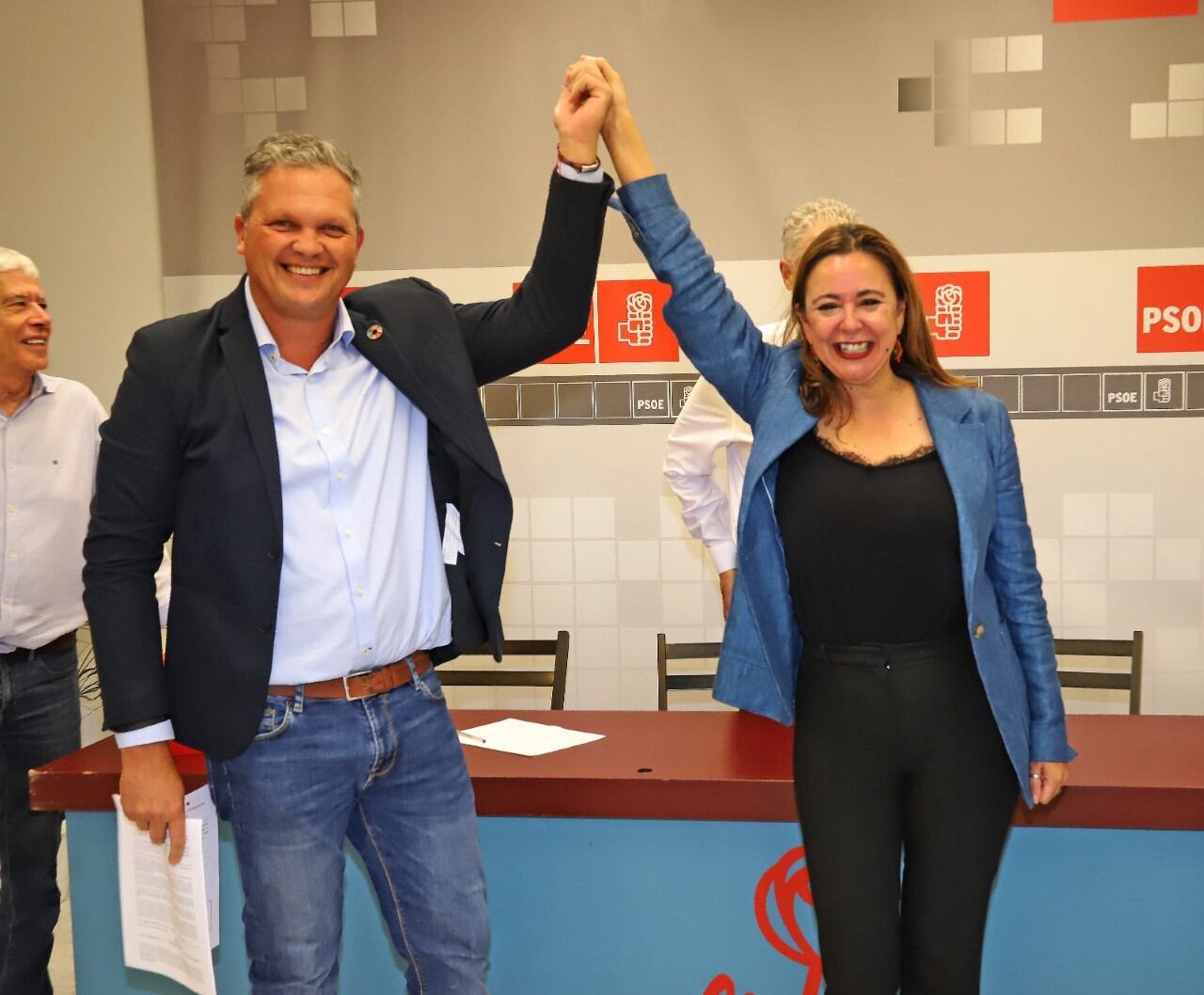 Alfredo Mendoza junto a la secretaria general del PSOE en Lanzarote, María Dolores Corujo.