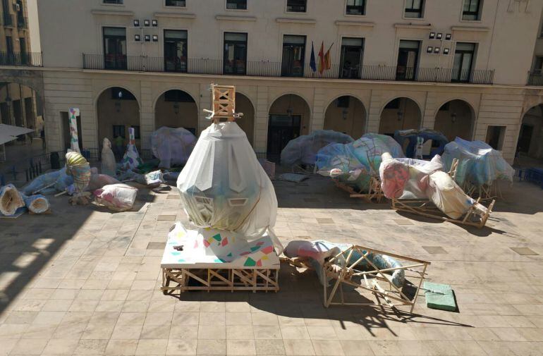 Las primeras piezas de la Hoguera Oficial comienzan a llegar a la Plaza del Ayuntamiento 