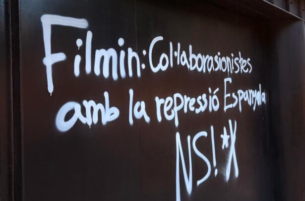 Las oficinas de Filmin amanecen con una pintada con críticas por su documental / Jaume Ripoll Vaquer en X