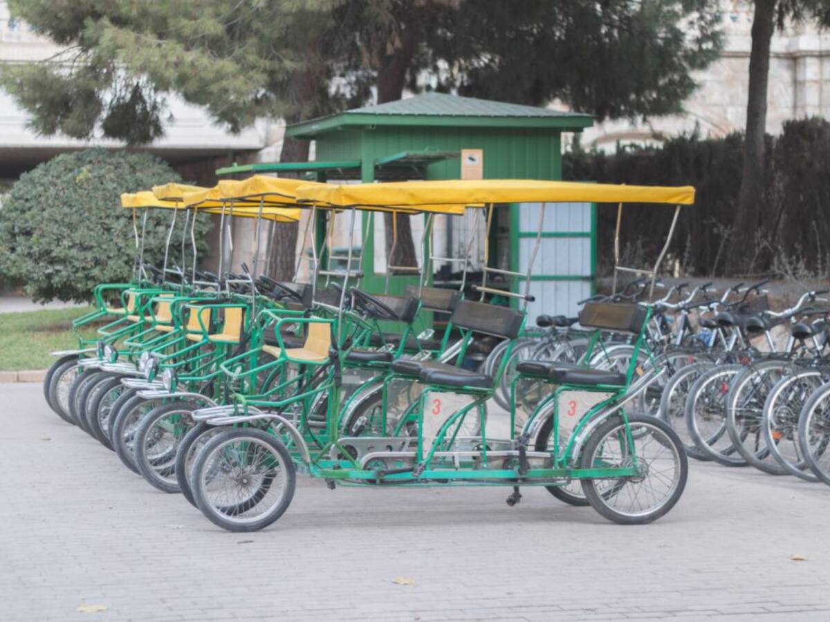 El Ayuntamiento ordena el desalojo de la empresa de alquiler de cuadriciclos turísticos del jardín del Turia