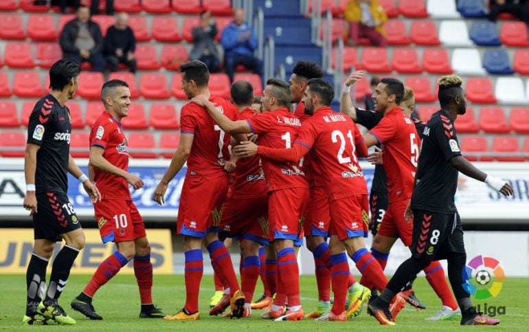 Los jugadores del Numancia celebran el gol de Manu del Moral.