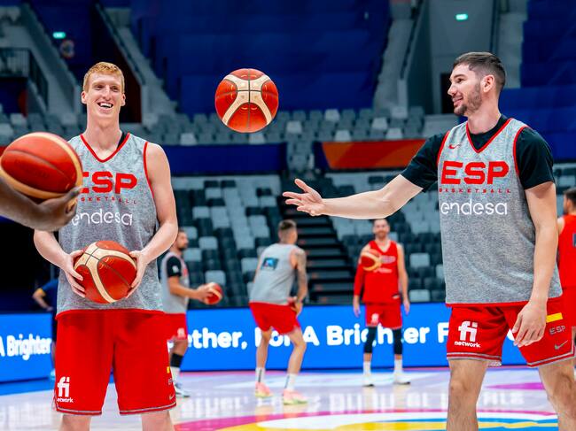 Los jugadores de la selección española, el base Alberto Díaz (i) y el escolta Darío Brizuela (d), participan en un entrenamiento del equipo español EFE/ Alberto Nevado / Feb