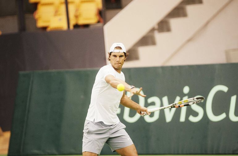 Nadal entrena en la pista de Odense
