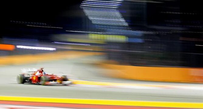 El piloto español Fernando Alonso acelera su vehículo durante los entrenamientos libres del GP de Singapur