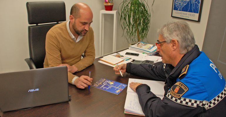 Reunión del alcalde, Jorge García con el jefe de Policía Municipal de Colmenar Viejo