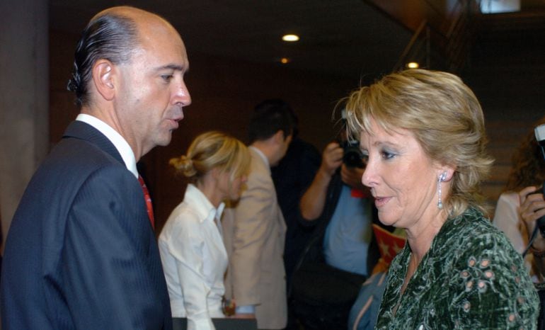 La expresidenta de la Comunidad de Madrid, Esperanza Aguirre, durante una conversación con su consejero de Sanidad, Manuel Lamela, en la Asamblea de Madrid en el año 2005