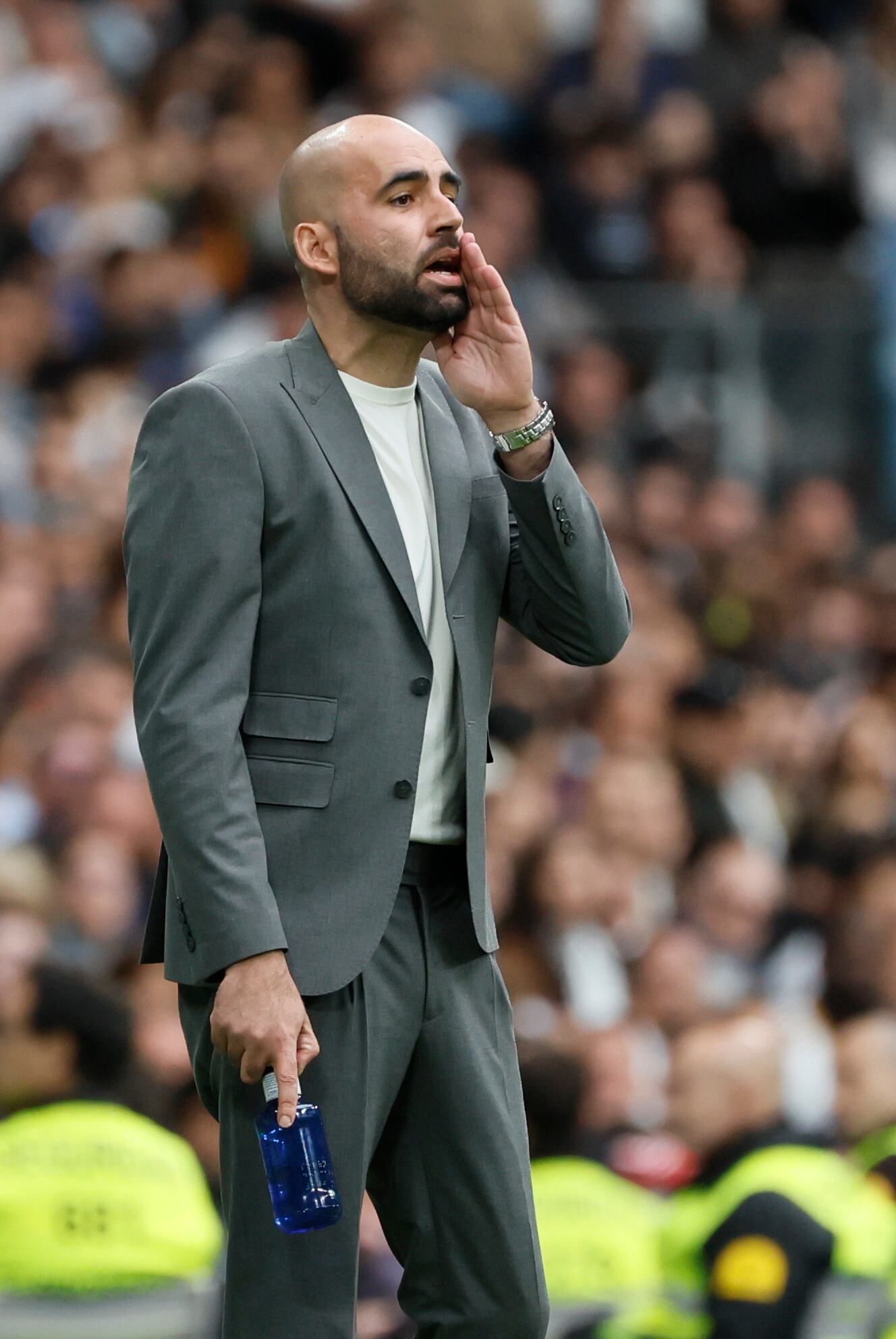 MADRID, 04/05/2025.- El entrenador del Celta de Vigo, Claudio Giráldez, da instrucciones durante el partido entre el Real Madrid y el Celta de Vigo este domingo en el estadio Santiago Bernabéu en Madrid. EFE/ Ballesteros
