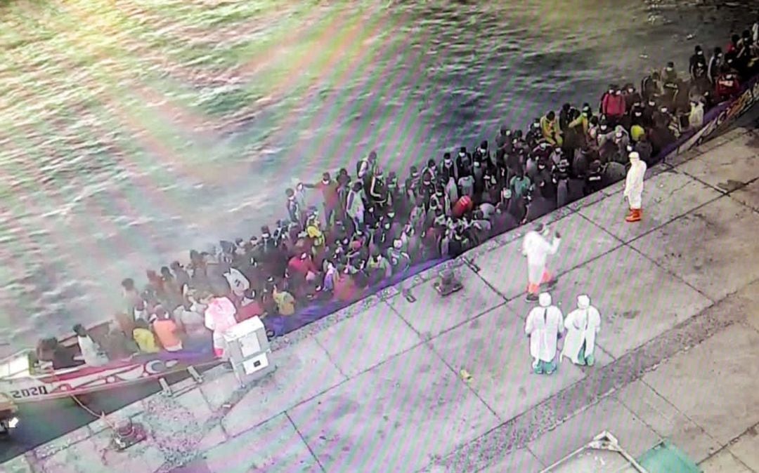 El cayuco llegando al muelle de Los Cristianos. 