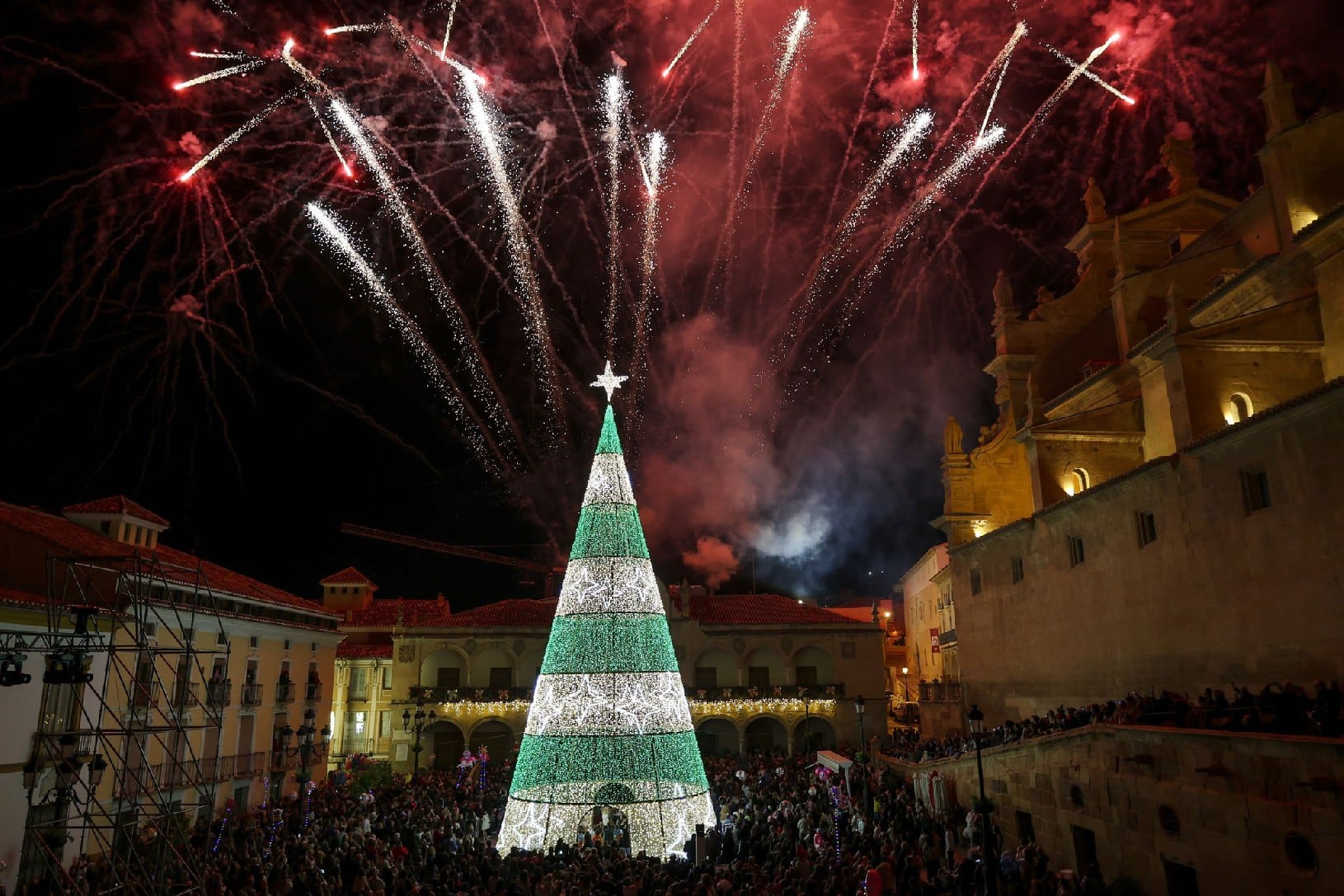 El gigantesco árbol, de más de 20 metros de altura, se iluminaba mientras se lanzaba un impresionante castillo de fuegos artificiales desde la Casa Consistorial.